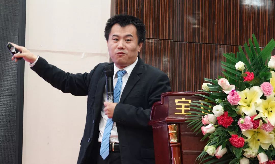 華夏易道私董會創(chuàng)始人、深圳市金融服務外包協(xié)會理事、培訓委員會副主任委員堅鵬
