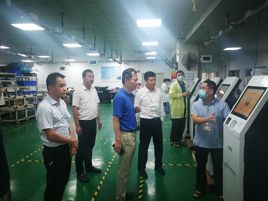 參觀車間，了解農(nóng)業(yè)銀行船票售賣設(shè)備