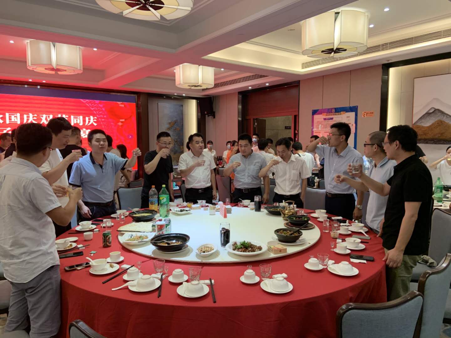 中秋國(guó)慶雙節(jié)同慶，旭子家人團(tuán)圓宴